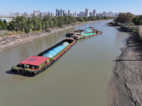 The low water period of the Xinhe River of the Qinhuai River causes multiple ships to be stranded as the water level of the Yangtze River de...