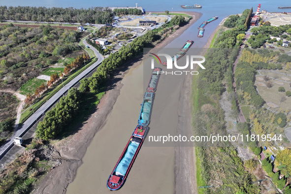 The low water period of the Xinhe River of the Qinhuai River causes multiple ships to be stranded as the water level of the Yangtze River de...