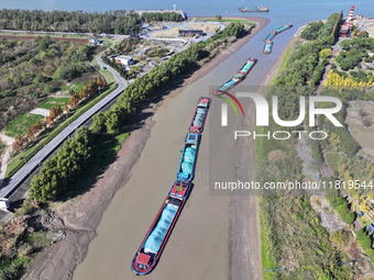 The low water period of the Xinhe River of the Qinhuai River causes multiple ships to be stranded as the water level of the Yangtze River de...