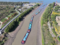 The low water period of the Xinhe River of the Qinhuai River causes multiple ships to be stranded as the water level of the Yangtze River de...