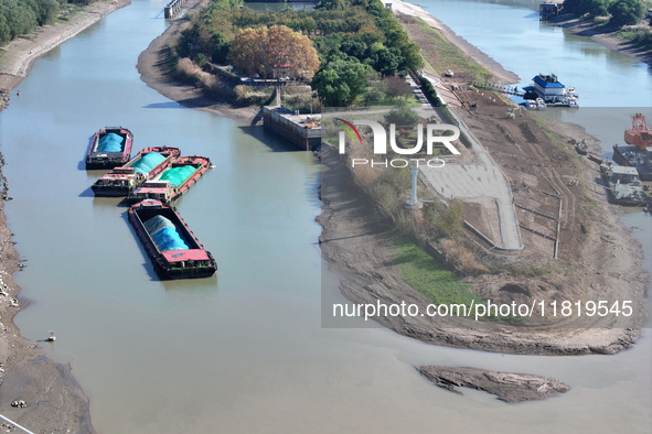 The low water period of the Xinhe River of the Qinhuai River causes multiple ships to be stranded as the water level of the Yangtze River de...