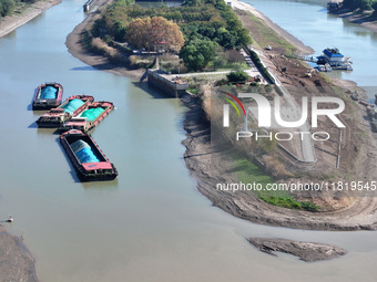 The low water period of the Xinhe River of the Qinhuai River causes multiple ships to be stranded as the water level of the Yangtze River de...