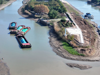 The low water period of the Xinhe River of the Qinhuai River causes multiple ships to be stranded as the water level of the Yangtze River de...