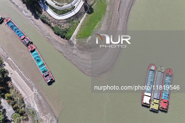 The low water period of the Xinhe River of the Qinhuai River causes multiple ships to be stranded as the water level of the Yangtze River de...