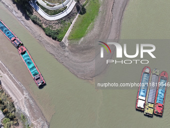 The low water period of the Xinhe River of the Qinhuai River causes multiple ships to be stranded as the water level of the Yangtze River de...