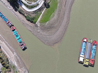 The low water period of the Xinhe River of the Qinhuai River causes multiple ships to be stranded as the water level of the Yangtze River de...