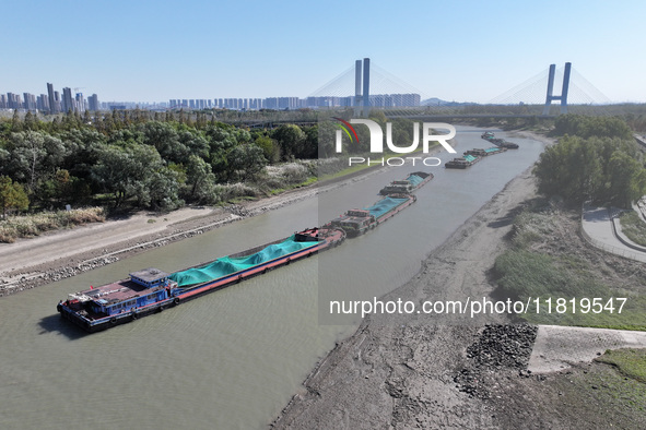 The low water period of the Xinhe River of the Qinhuai River causes multiple ships to be stranded as the water level of the Yangtze River de...