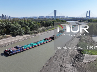 The low water period of the Xinhe River of the Qinhuai River causes multiple ships to be stranded as the water level of the Yangtze River de...