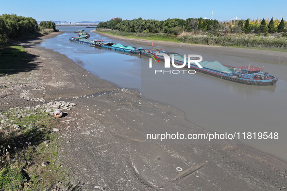 The low water period of the Xinhe River of the Qinhuai River causes multiple ships to be stranded as the water level of the Yangtze River de...