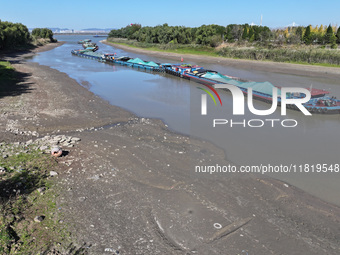 The low water period of the Xinhe River of the Qinhuai River causes multiple ships to be stranded as the water level of the Yangtze River de...