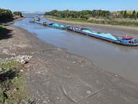 The low water period of the Xinhe River of the Qinhuai River causes multiple ships to be stranded as the water level of the Yangtze River de...