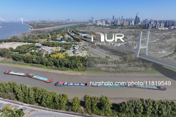 The low water period of the Xinhe River of the Qinhuai River causes multiple ships to be stranded as the water level of the Yangtze River de...