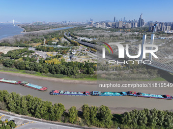 The low water period of the Xinhe River of the Qinhuai River causes multiple ships to be stranded as the water level of the Yangtze River de...