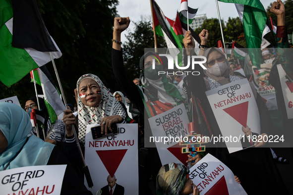 Indonesian people shout slogans and hold placards during a pro-Palestinian demonstration in front of the US Embassy in Jakarta, Indonesia, o...