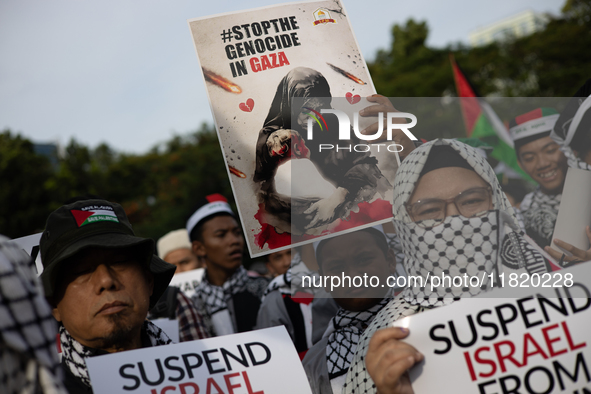 Indonesian people shout slogans and hold placards during a pro-Palestinian demonstration in front of the US Embassy in Jakarta, Indonesia, o...