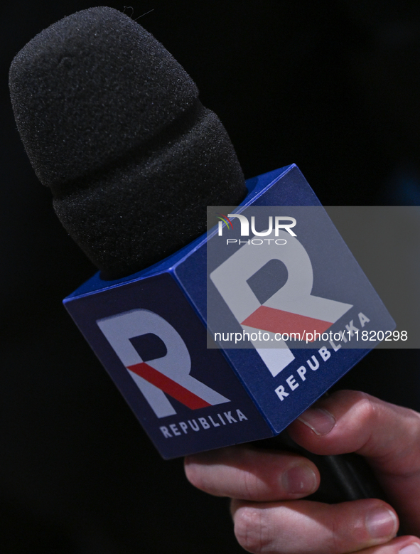 KRAKOW, POLAND - NOVEMBER 24:
A TV Republika microphone held by a TV reporter outside the venue where Karol Nawrocki was officially introduc...