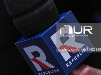 KRAKOW, POLAND - NOVEMBER 24:
A TV Republika microphone held by a TV reporter outside the venue where Karol Nawrocki was officially introduc...