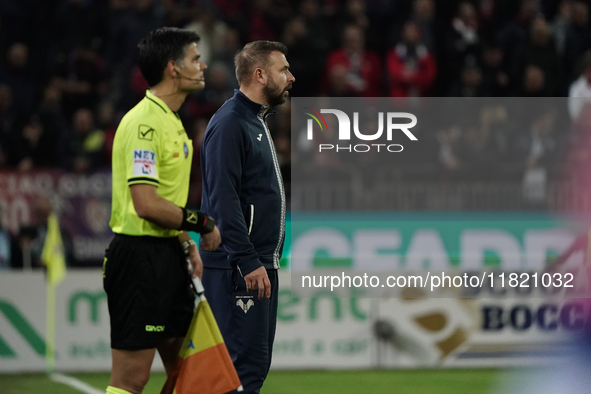 Paolo Zanetti coaches Hellas Verona during the Serie A TIM match between Cagliari Calcio and Hellas Verona FC in Italy on November 29, 2024....