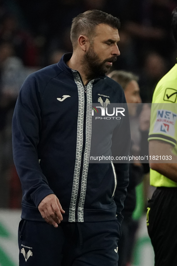 Paolo Zanetti coaches Hellas Verona during the Serie A TIM match between Cagliari Calcio and Hellas Verona FC in Italy on November 29, 2024....