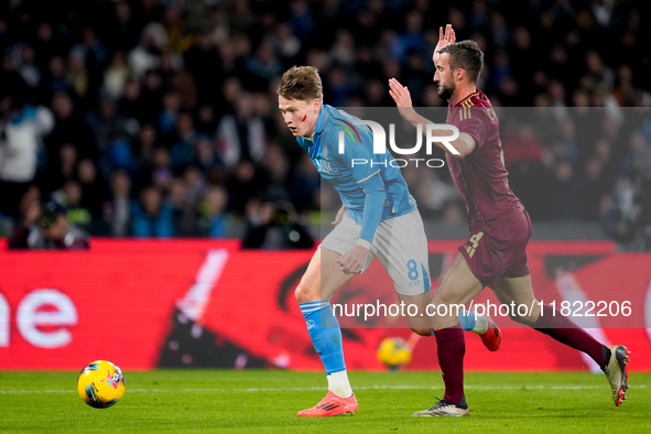 Scott McTominay of SSC Napoli and Bryan Cristante of AS Roma compete for the ball during the serie Serie A Enilive match between SSC Napoli...