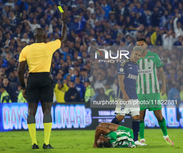 The referee gives a yellow card during the match of the third date of the semifinal quadrangulars of group A for the BetPlay DIMAYOR II 2024...