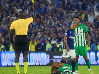 The referee gives a yellow card during the match of the third date of the semifinal quadrangulars of group A for the BetPlay DIMAYOR II 2024...