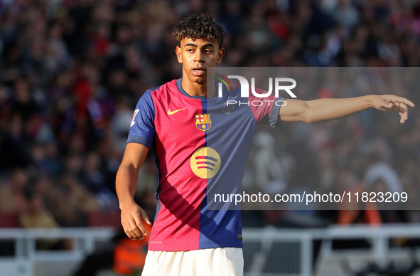 Lamine Yamal plays during the match between FC Barcelona and UD Las Palmas, corresponding to week 15 of LaLiga EA Sports, at the Lluis Compa...