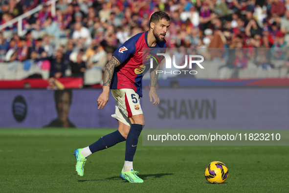 Inigo Martinez plays during the match between FC Barcelona and UD Las Palmas, corresponding to week 15 of LaLiga EA Sports, at the Lluis Com...