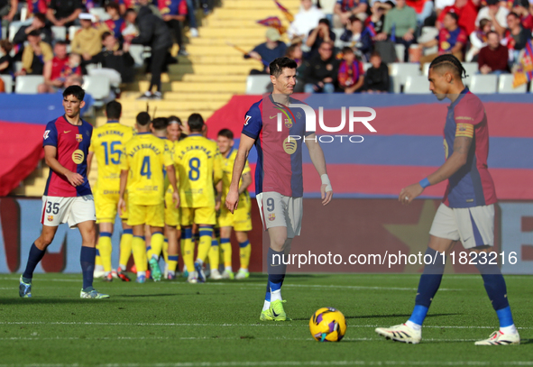 Robert Lewandowski plays during the match between FC Barcelona and UD Las Palmas, corresponding to week 15 of LaLiga EA Sports, at the Lluis...