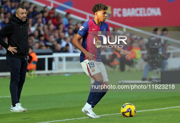 Lamine Yamal plays during the match between FC Barcelona and UD Las Palmas, corresponding to week 15 of LaLiga EA Sports, at the Lluis Compa...