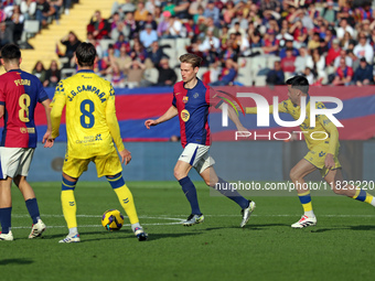 Frenkie de Jong plays during the match between FC Barcelona and UD Las Palmas, corresponding to week 15 of LaLiga EA Sports, at the Lluis Co...