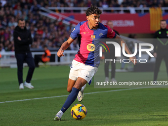 Lamine Yamal plays during the match between FC Barcelona and UD Las Palmas, corresponding to week 15 of LaLiga EA Sports, at the Lluis Compa...