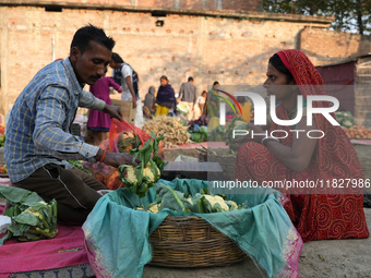 A couple sets up their vegetable shop at a temporary open-air market in Samastipur, Bihar, India. on november 29, 2024.(