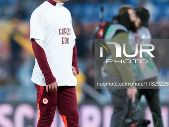 Paulo Dybala of AS Roma wears a shirt in support of Edoardo Bove of ACF Fiorentina during the Serie A Enilive match between AS Roma and Atal...