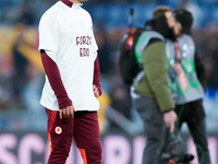 Paulo Dybala of AS Roma wears a shirt in support of Edoardo Bove of ACF Fiorentina during the Serie A Enilive match between AS Roma and Atal...