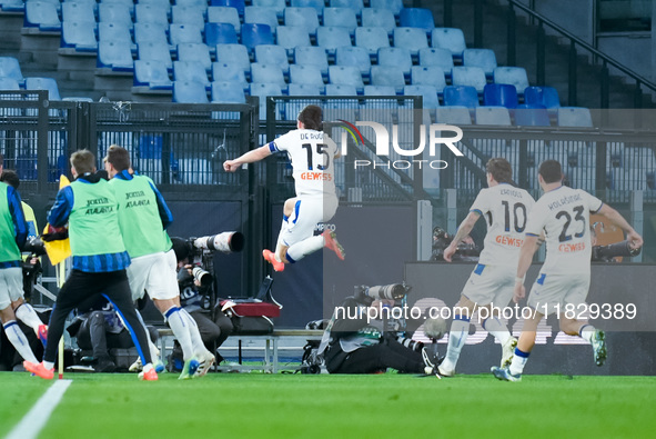 Marten de Roon of Atalanta BC celebrates after scoring first goal during the Serie A Enilive match between AS Roma and Atalanta BC at Stadio...