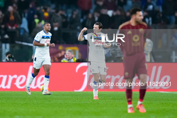 Marten de Roon of Atalanta BC celebrates after scoring first goal during the Serie A Enilive match between AS Roma and Atalanta BC at Stadio...