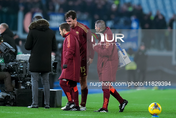 Mats Hummels of AS Roma leaves the field injured during the Serie A Enilive match between AS Roma and Atalanta BC at Stadio Olimpico on Dece...