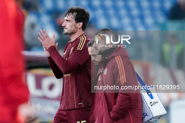 Mats Hummels of AS Roma leaves the field injured during the Serie A Enilive match between AS Roma and Atalanta BC at Stadio Olimpico on Dece...