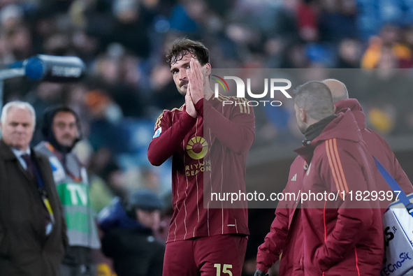 Mats Hummels of AS Roma leaves the field injured during the Serie A Enilive match between AS Roma and Atalanta BC at Stadio Olimpico on Dece...