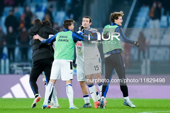 Marten de Roon of Atalanta BC celebrates the victory with his teammates during the Serie A Enilive match between AS Roma and Atalanta BC at...