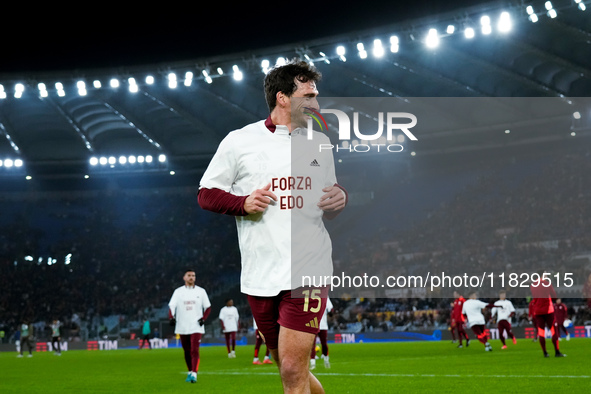 Mats Hummels of AS Roma wears a shirt in support of Edoardo Bove of ACF Fiorentina during the Serie A Enilive match between AS Roma and Atal...