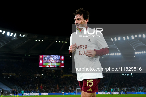 Mats Hummels of AS Roma wears a shirt in support of Edoardo Bove of ACF Fiorentina during the Serie A Enilive match between AS Roma and Atal...