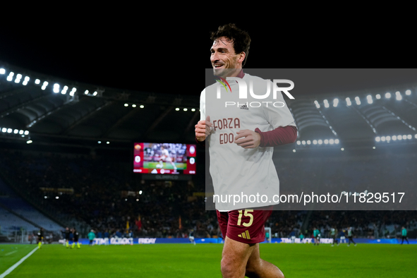 Mats Hummels of AS Roma wears a shirt in support of Edoardo Bove of ACF Fiorentina during the Serie A Enilive match between AS Roma and Atal...