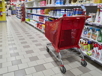 A detailed view of a shopping cart in the aisle of a modern supermarket in Barletta, Italy, on December 1, 2024.   (