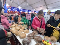 Citizens buy Russian goods at the Wukesong Sino-Russian Mutual Trade Pavilion in Beijing, China, on December 3, 2024. (