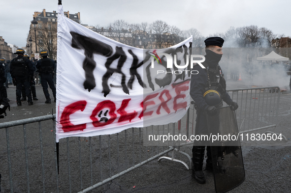 French Republicain Security Corps (CRS) officers face taxi drivers at the Invalides. Taxi drivers gather at the Invalides during a demonstra...