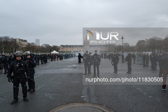 French Republicain Security Corps (CRS) officers face taxi drivers at the Invalides. Taxi drivers gather at the Invalides during a demonstra...