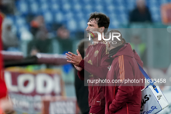 Mats Hummels of AS Roma leaves the pitch injured during the Serie A Enilive match between AS Roma and Atalanta BC at Stadio Olimpico on Dece...