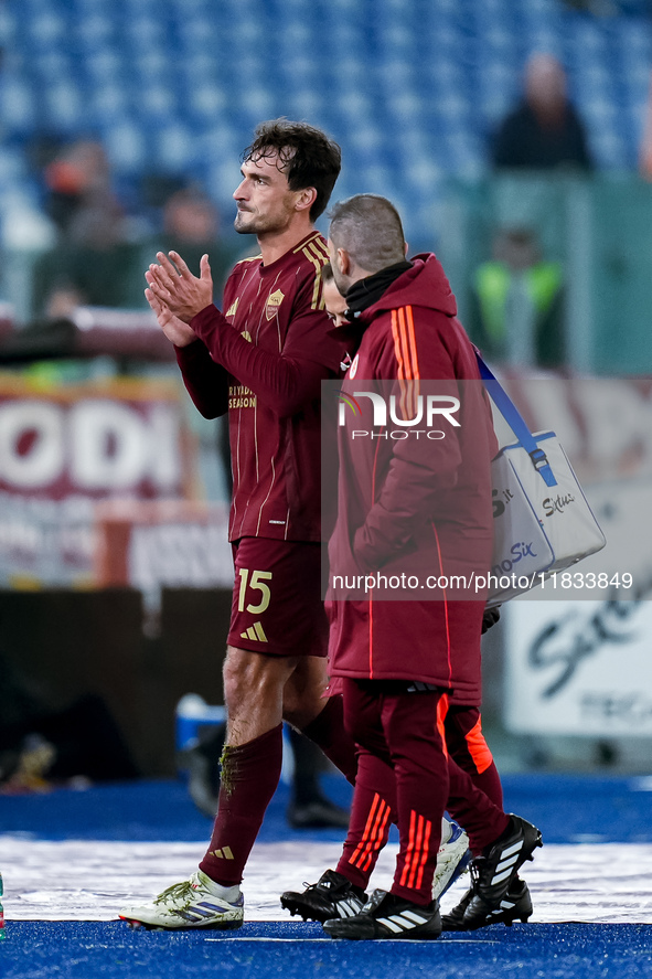 Mats Hummels of AS Roma leaves the pitch injured during the Serie A Enilive match between AS Roma and Atalanta BC at Stadio Olimpico on Dece...